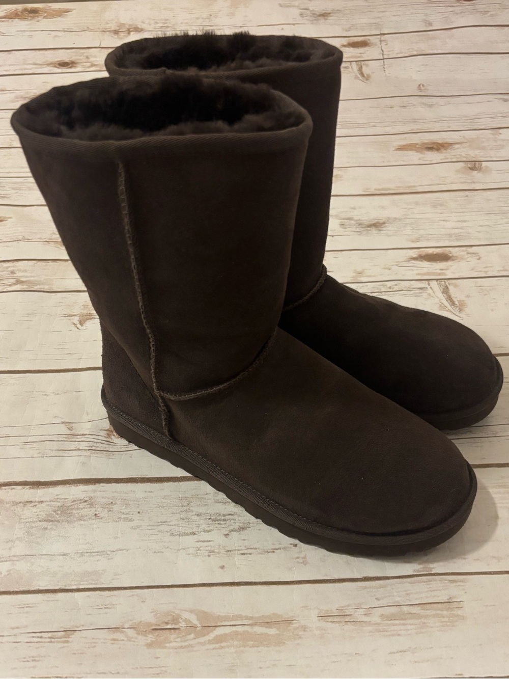 UGG WOMEN'S CLASSIC SHORT II CHESTNUT SIZE 9